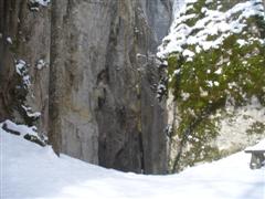 Schnee in einer Schlucht